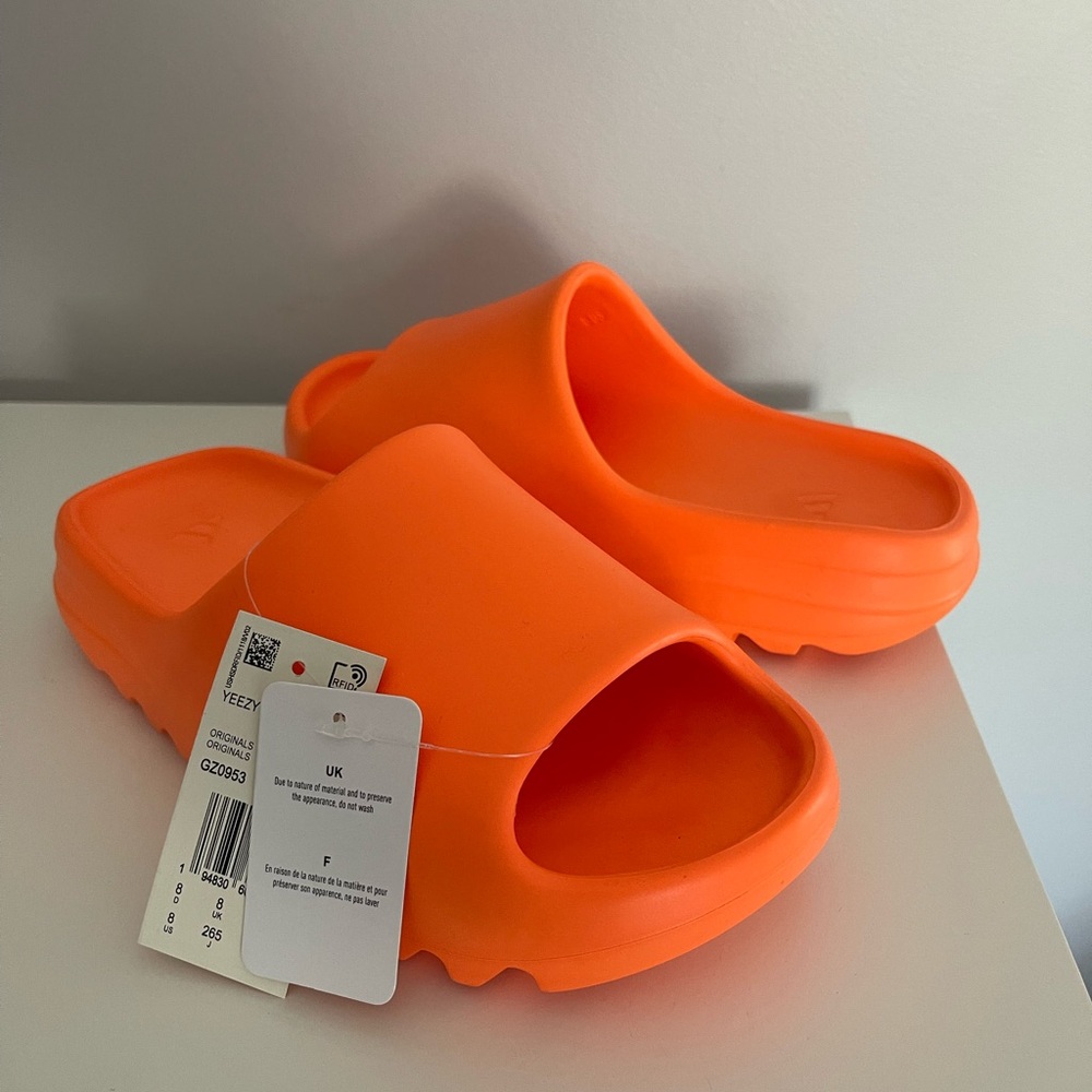 Yeezy Slide in Vibrant Orange